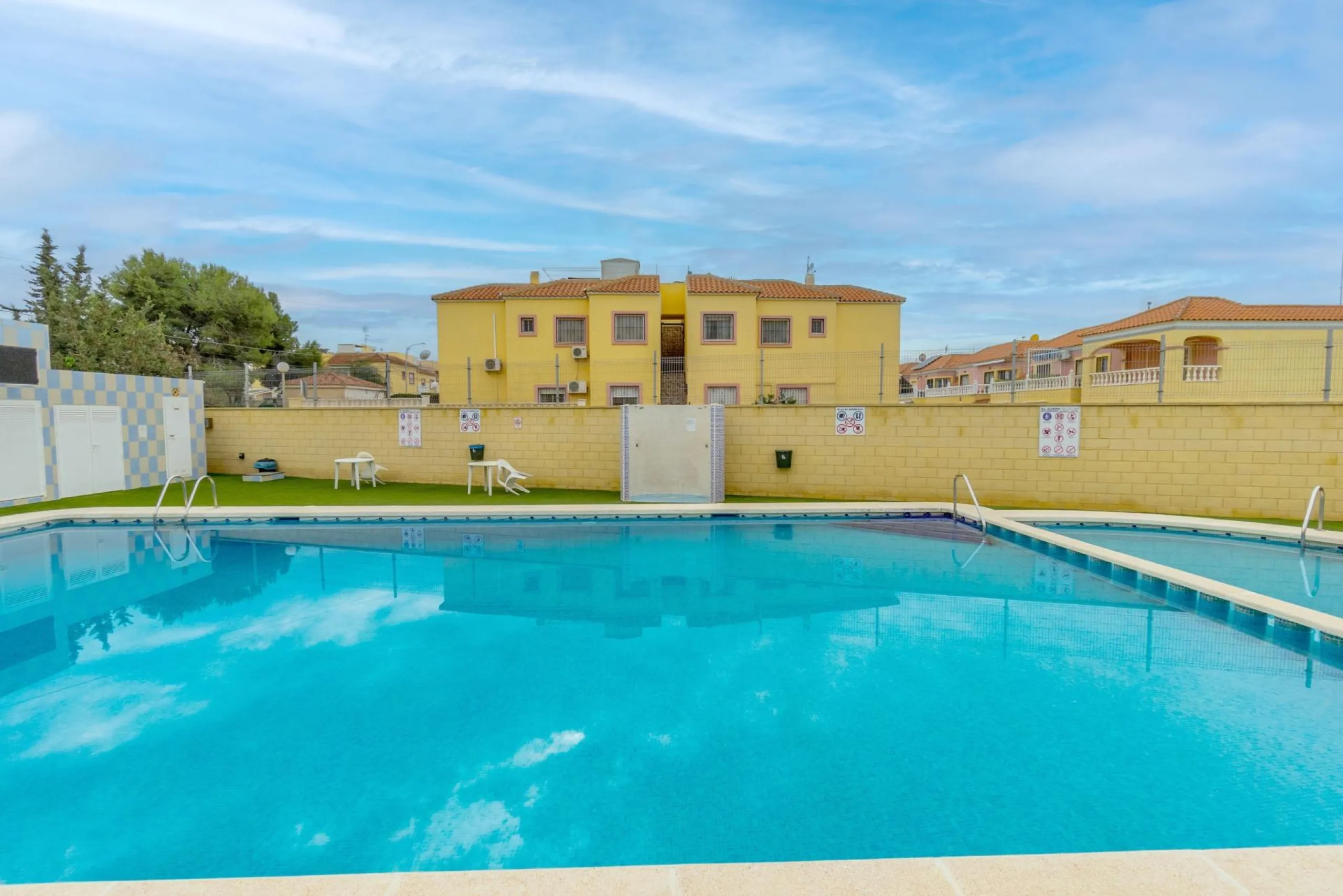 Bungalow on the ground floor with private garden and independent entrance in a residential complex with communal pool