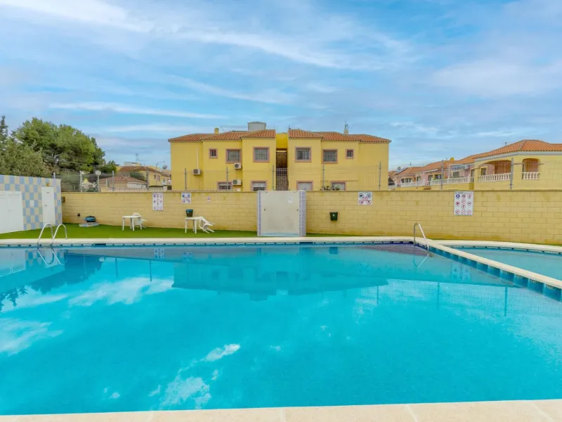 Bungalow on the ground floor with private garden and independent entrance in a residential complex with communal pool
