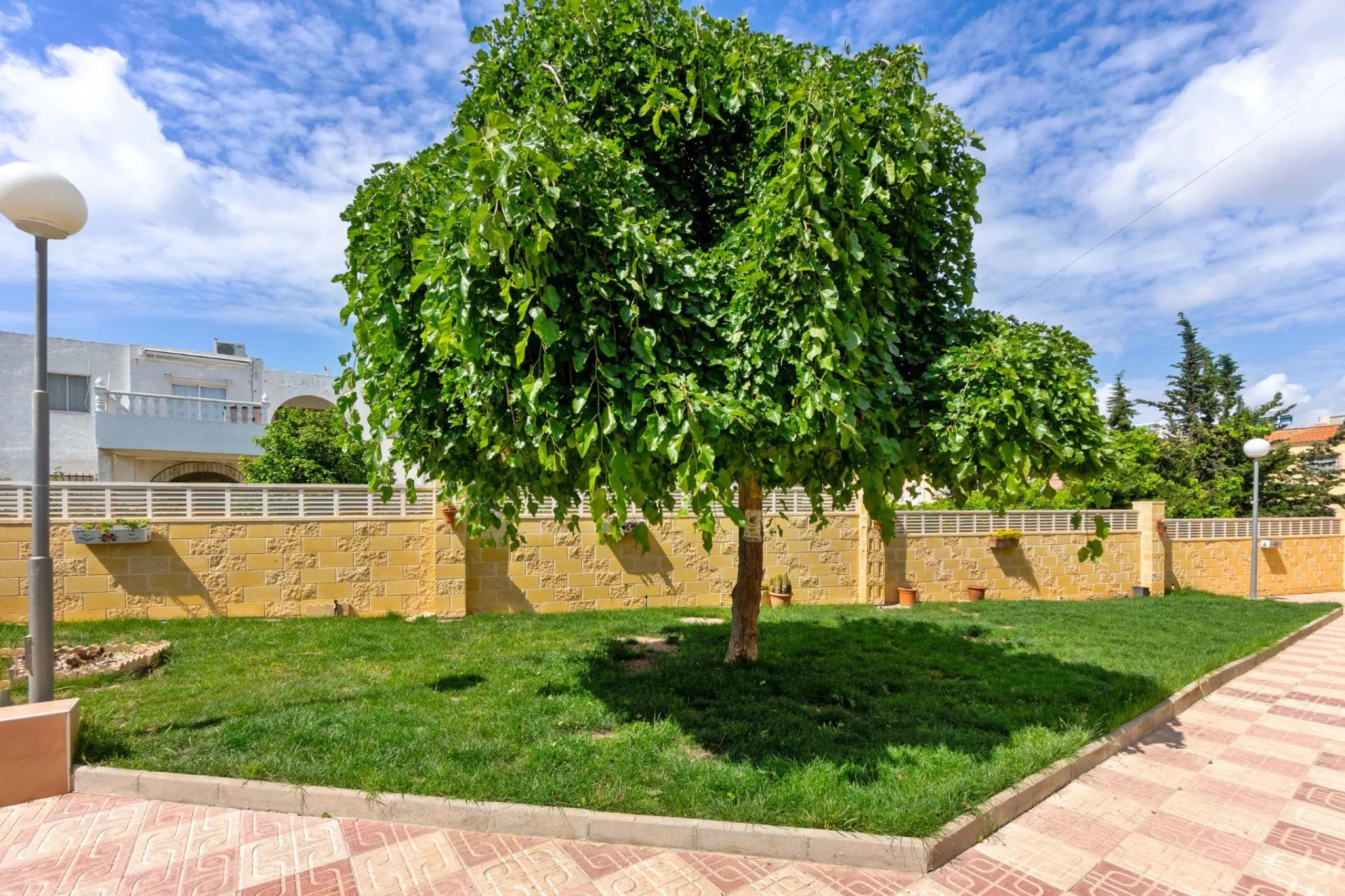 Bungalow on the ground floor with private garden and independent entrance in a residential complex with communal pool