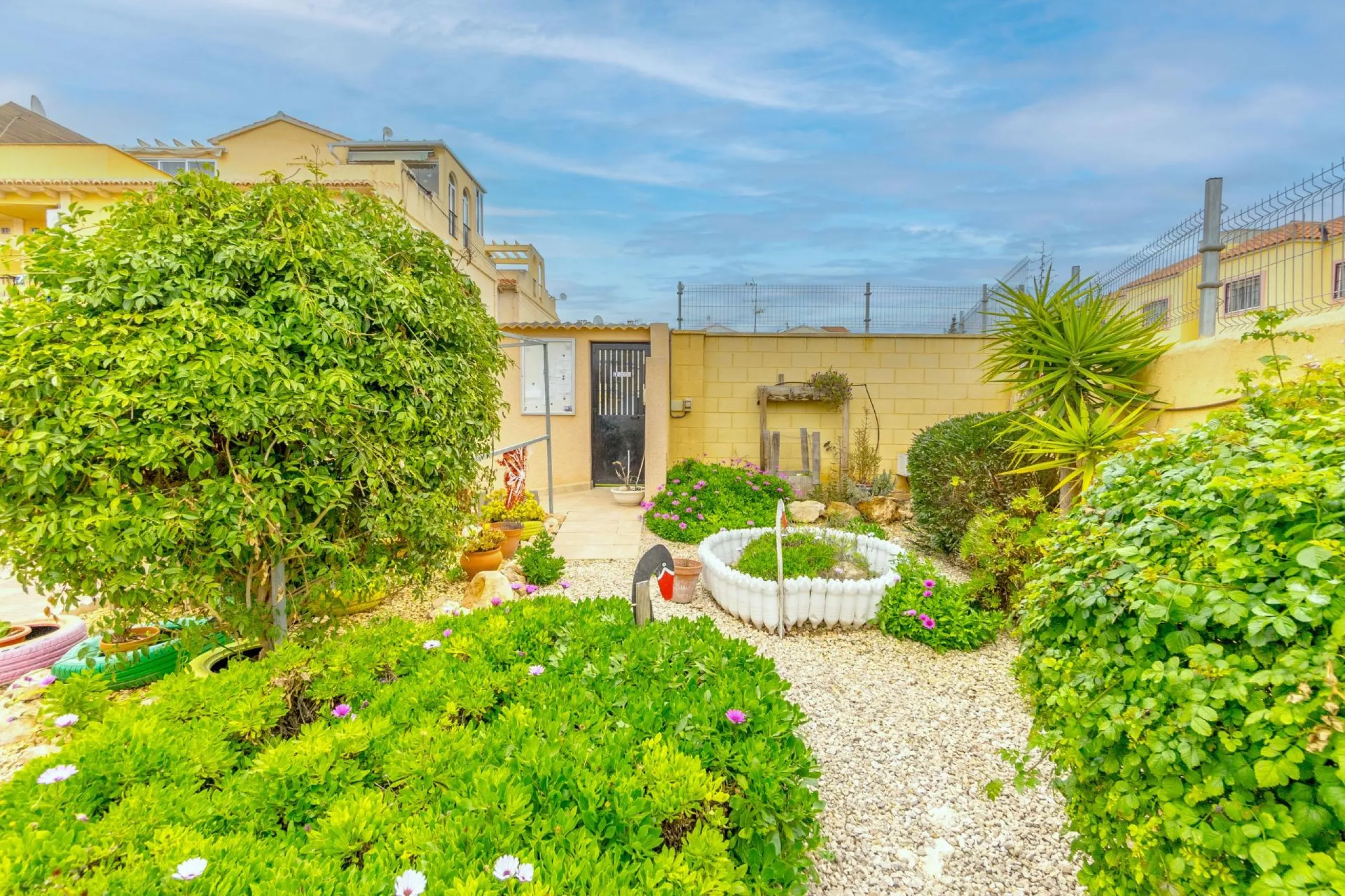 Bungalow on the ground floor with private garden and independent entrance in a residential complex with communal pool