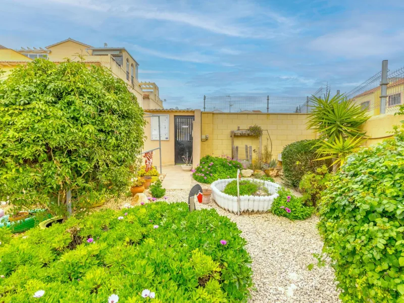 Bungalow on the ground floor with private garden and independent entrance in a residential complex with communal pool