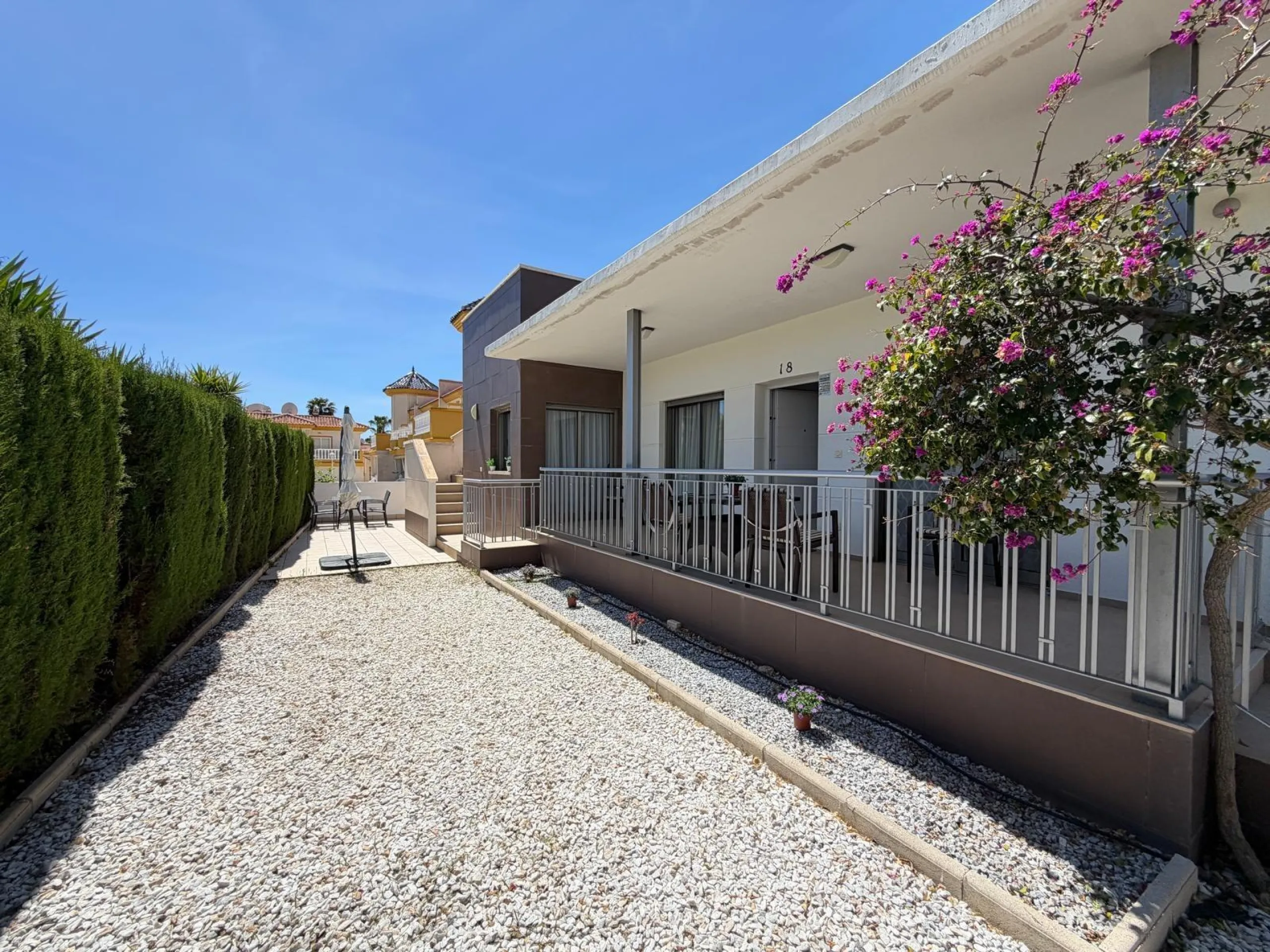 INDEPENDENT VILLA IN CIUDAD QUESADA WITH 4 BEDROOMS, 3 BATHROOMS. WITH GARAGE AND 60 M2 SOLARIUM. BUILT AREA 129 M2. PLOT 115 M2.