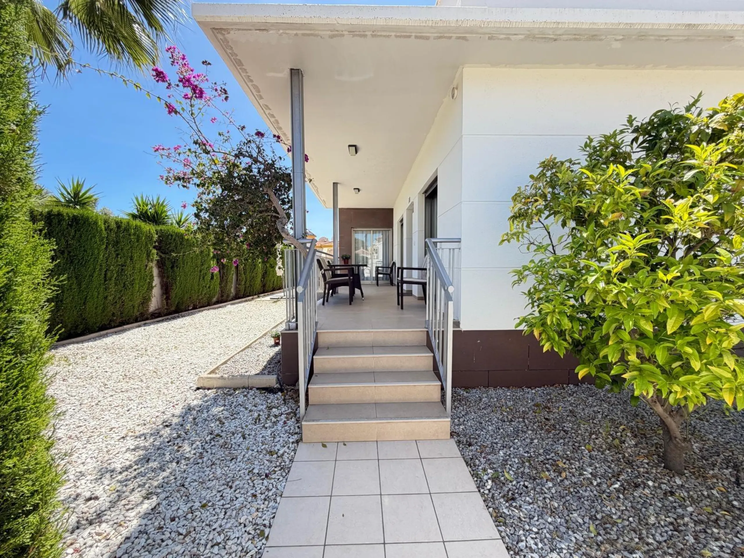 INDEPENDENT VILLA IN CIUDAD QUESADA WITH 4 BEDROOMS, 3 BATHROOMS. WITH GARAGE AND 60 M2 SOLARIUM. BUILT AREA 129 M2. PLOT 115 M2.
