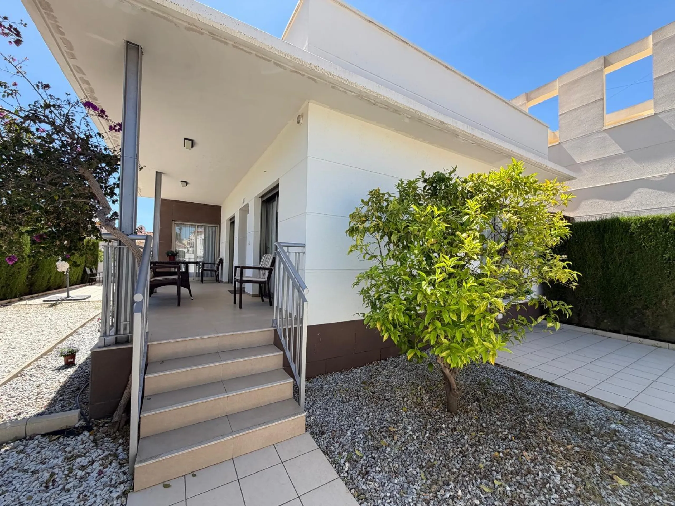 INDEPENDENT VILLA IN CIUDAD QUESADA WITH 4 BEDROOMS, 3 BATHROOMS. WITH GARAGE AND 60 M2 SOLARIUM. BUILT AREA 129 M2. PLOT 115 M2.