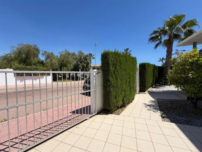 INDEPENDENT VILLA IN CIUDAD QUESADA WITH 4 BEDROOMS, 3 BATHROOMS. WITH GARAGE AND 60 M2 SOLARIUM. BUILT AREA 129 M2. PLOT 115 M2.