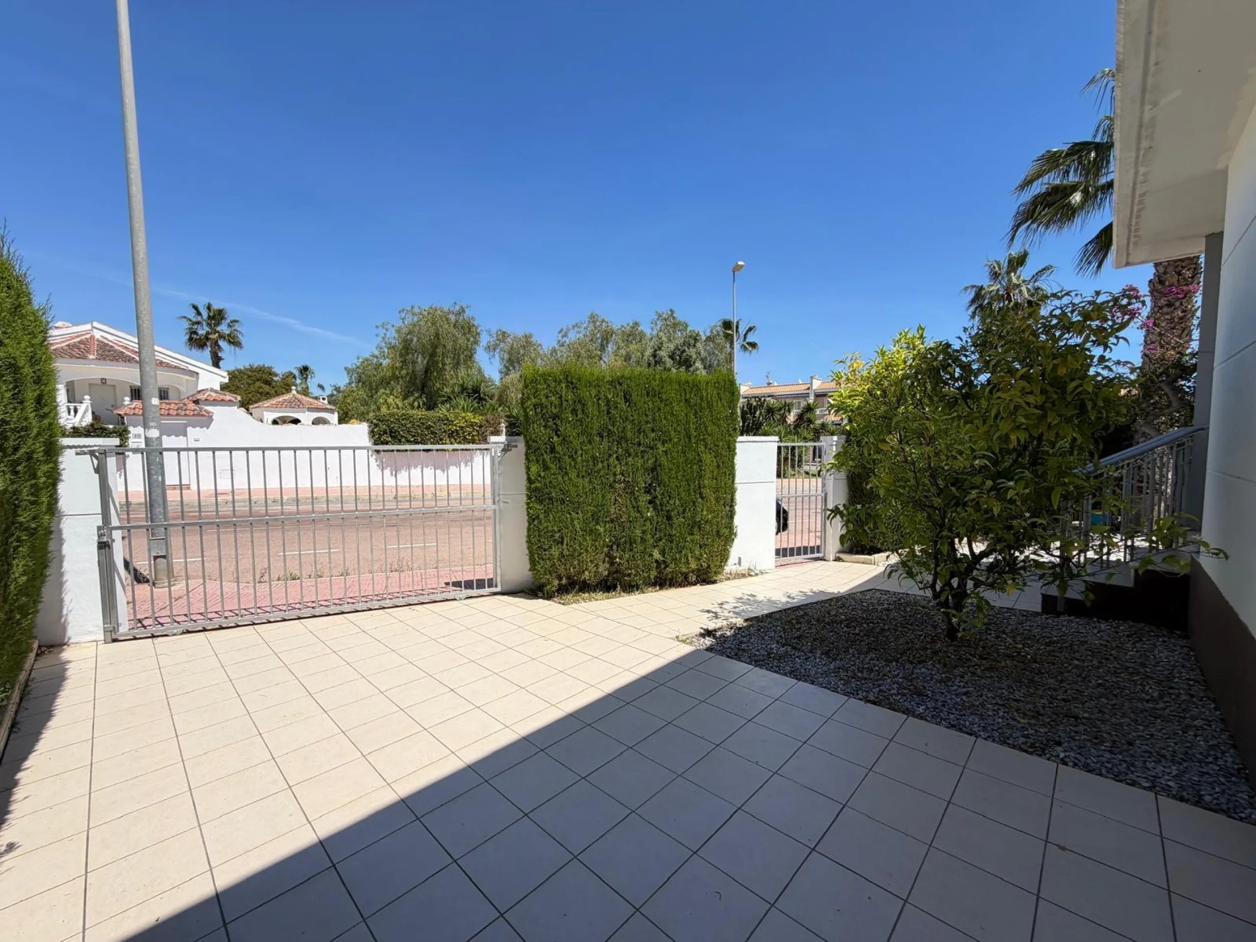 INDEPENDENT VILLA IN CIUDAD QUESADA WITH 4 BEDROOMS, 3 BATHROOMS. WITH GARAGE AND 60 M2 SOLARIUM. BUILT AREA 129 M2. PLOT 115 M2.