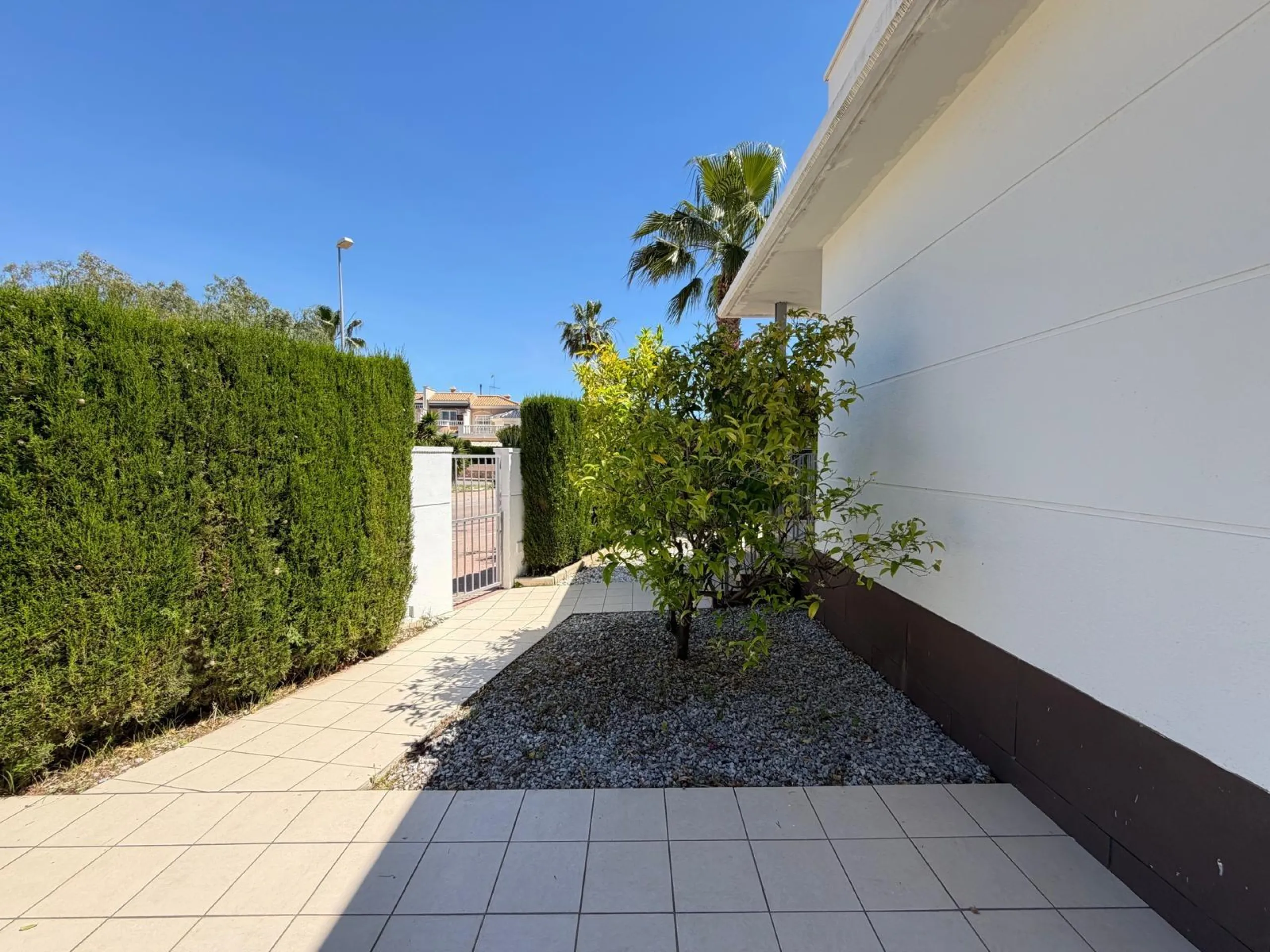 INDEPENDENT VILLA IN CIUDAD QUESADA WITH 4 BEDROOMS, 3 BATHROOMS. WITH GARAGE AND 60 M2 SOLARIUM. BUILT AREA 129 M2. PLOT 115 M2.