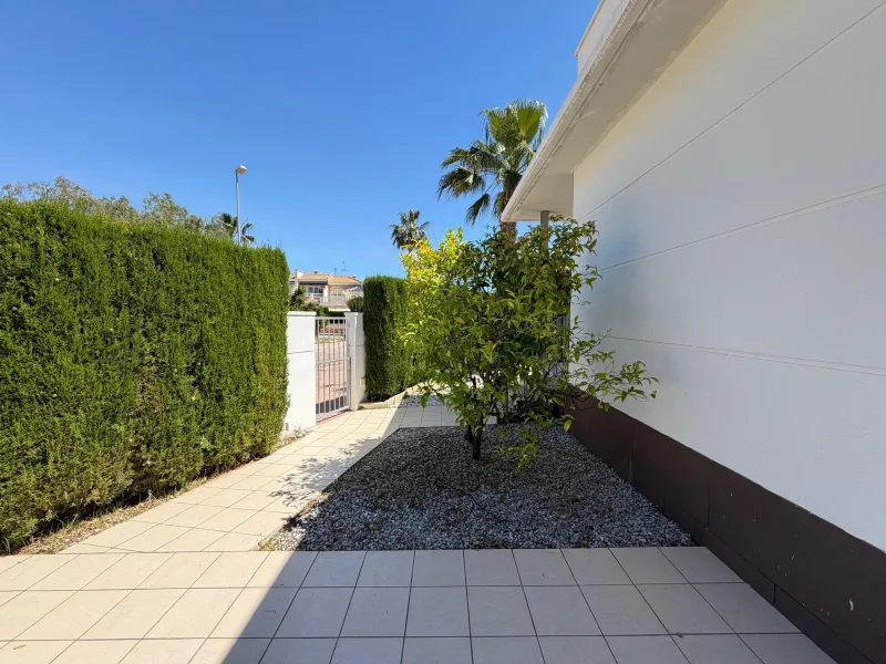 INDEPENDENT VILLA IN CIUDAD QUESADA WITH 4 BEDROOMS, 3 BATHROOMS. WITH GARAGE AND 60 M2 SOLARIUM. BUILT AREA 129 M2. PLOT 115 M2.