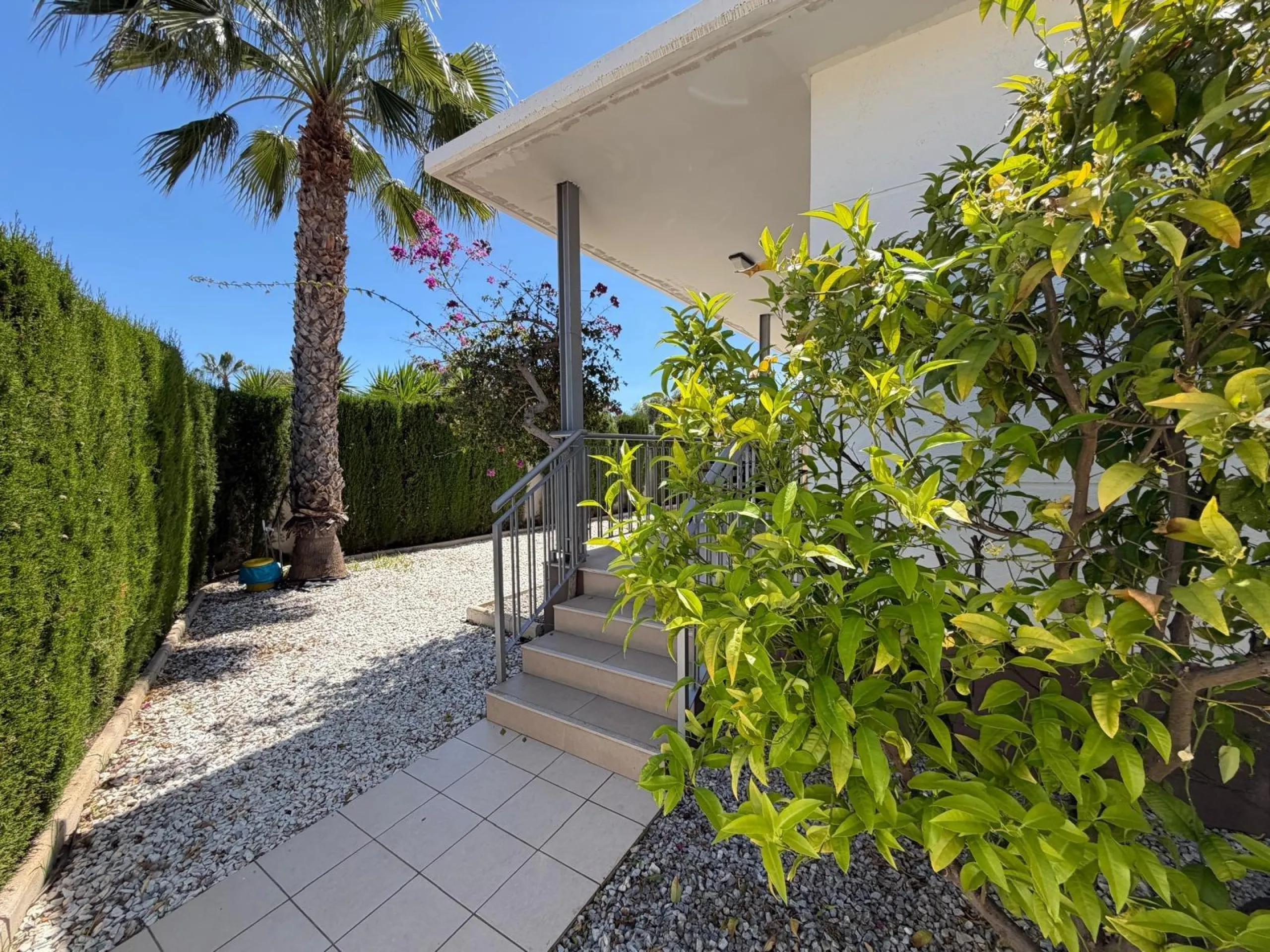 INDEPENDENT VILLA IN CIUDAD QUESADA WITH 4 BEDROOMS, 3 BATHROOMS. WITH GARAGE AND 60 M2 SOLARIUM. BUILT AREA 129 M2. PLOT 115 M2.