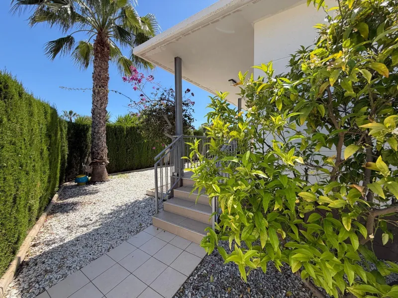 INDEPENDENT VILLA IN CIUDAD QUESADA WITH 4 BEDROOMS, 3 BATHROOMS. WITH GARAGE AND 60 M2 SOLARIUM. BUILT AREA 129 M2. PLOT 115 M2.
