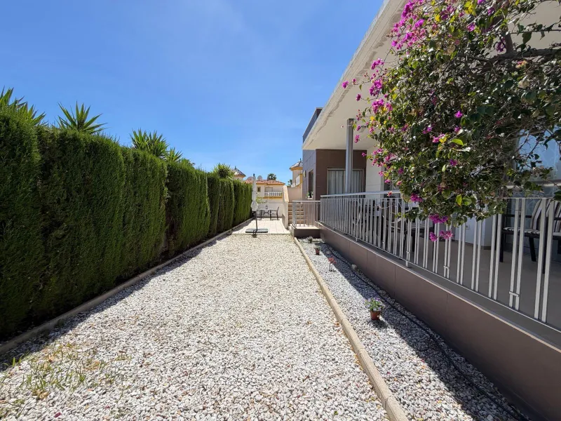 INDEPENDENT VILLA IN CIUDAD QUESADA WITH 4 BEDROOMS, 3 BATHROOMS. WITH GARAGE AND 60 M2 SOLARIUM. BUILT AREA 129 M2. PLOT 115 M2.
