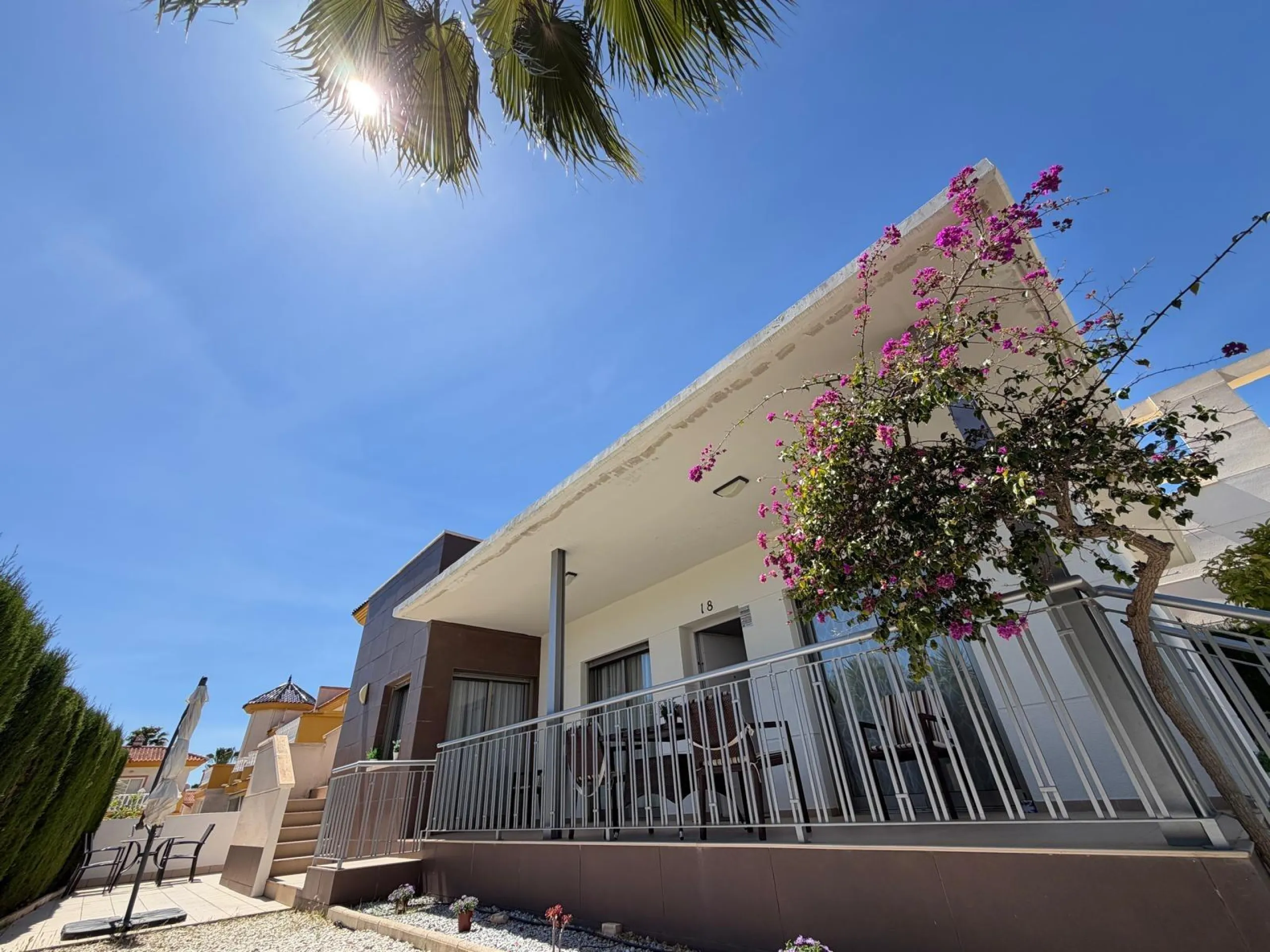 INDEPENDENT VILLA IN CIUDAD QUESADA WITH 4 BEDROOMS, 3 BATHROOMS. WITH GARAGE AND 60 M2 SOLARIUM. BUILT AREA 129 M2. PLOT 115 M2.