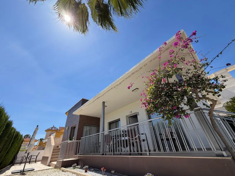 INDEPENDENT VILLA IN CIUDAD QUESADA WITH 4 BEDROOMS, 3 BATHROOMS. WITH GARAGE AND 60 M2 SOLARIUM. BUILT AREA 129 M2. PLOT 115 M2.