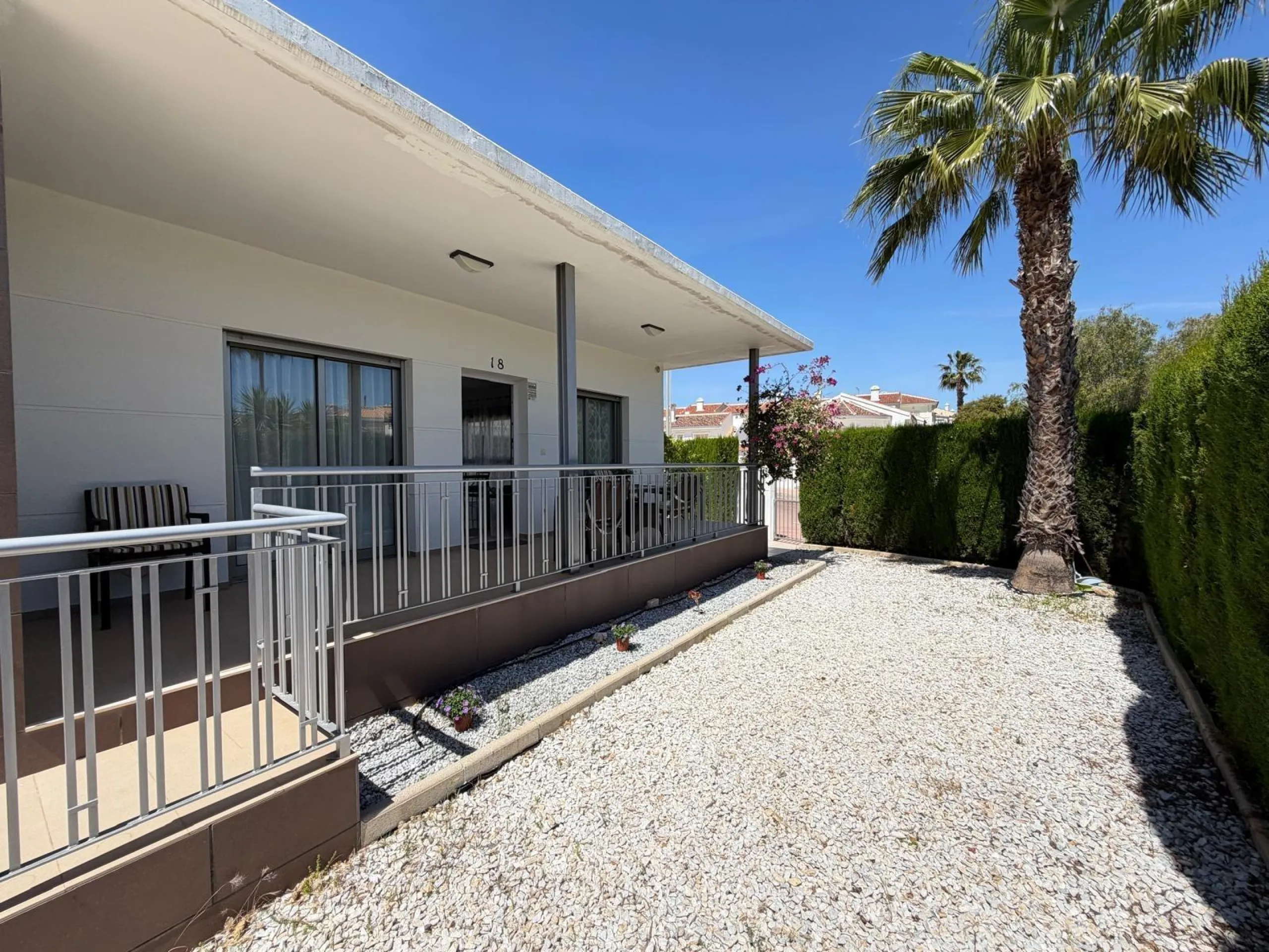 INDEPENDENT VILLA IN CIUDAD QUESADA WITH 4 BEDROOMS, 3 BATHROOMS. WITH GARAGE AND 60 M2 SOLARIUM. BUILT AREA 129 M2. PLOT 115 M2.