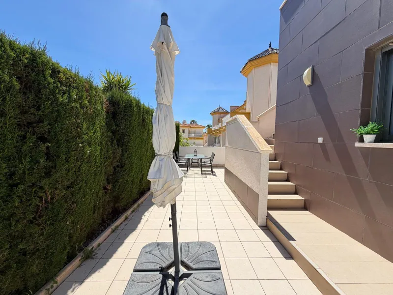 INDEPENDENT VILLA IN CIUDAD QUESADA WITH 4 BEDROOMS, 3 BATHROOMS. WITH GARAGE AND 60 M2 SOLARIUM. BUILT AREA 129 M2. PLOT 115 M2.