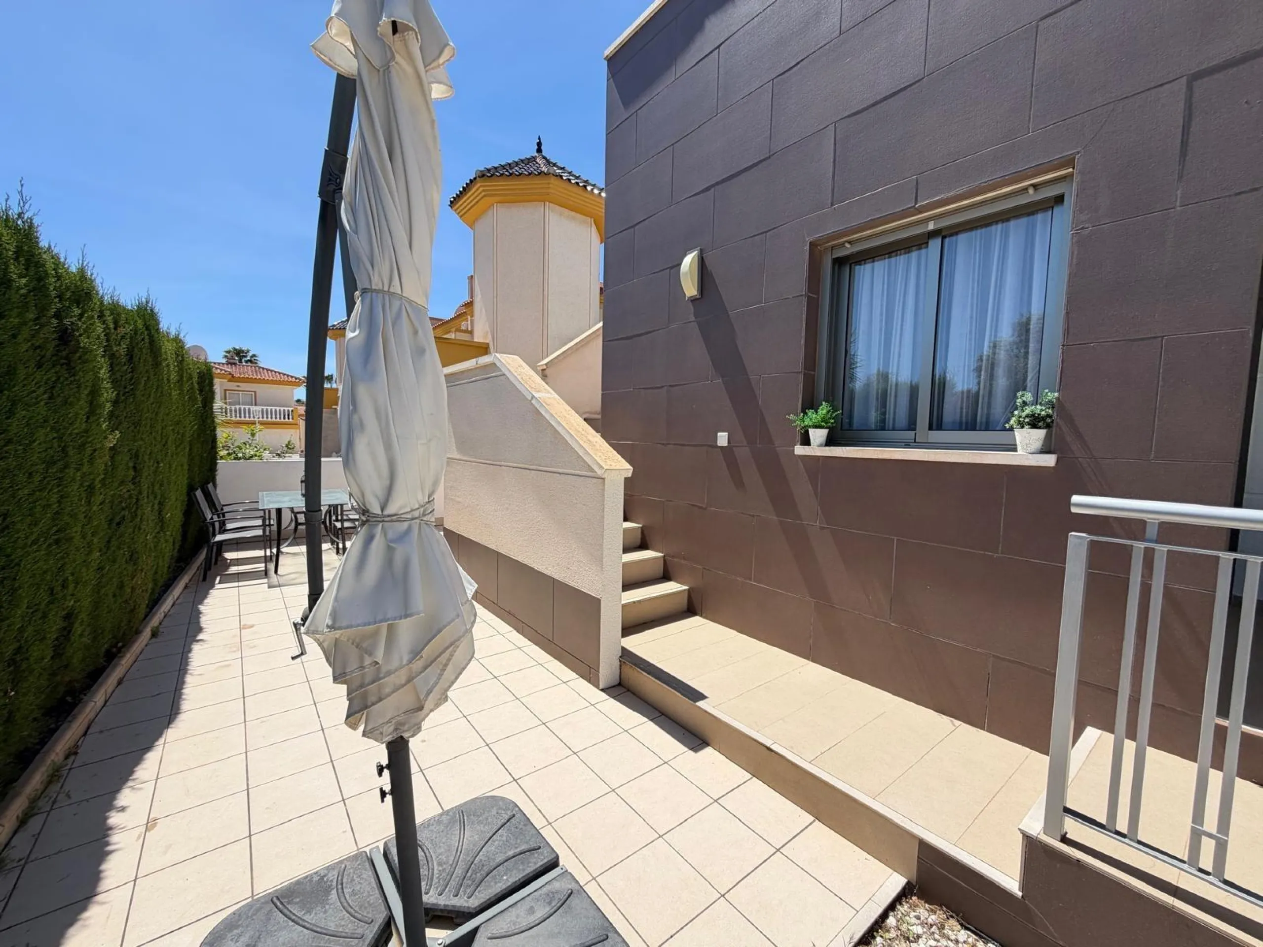 INDEPENDENT VILLA IN CIUDAD QUESADA WITH 4 BEDROOMS, 3 BATHROOMS. WITH GARAGE AND 60 M2 SOLARIUM. BUILT AREA 129 M2. PLOT 115 M2.