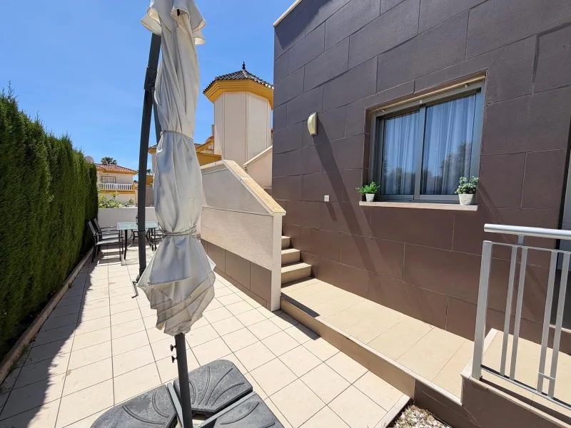 INDEPENDENT VILLA IN CIUDAD QUESADA WITH 4 BEDROOMS, 3 BATHROOMS. WITH GARAGE AND 60 M2 SOLARIUM. BUILT AREA 129 M2. PLOT 115 M2.