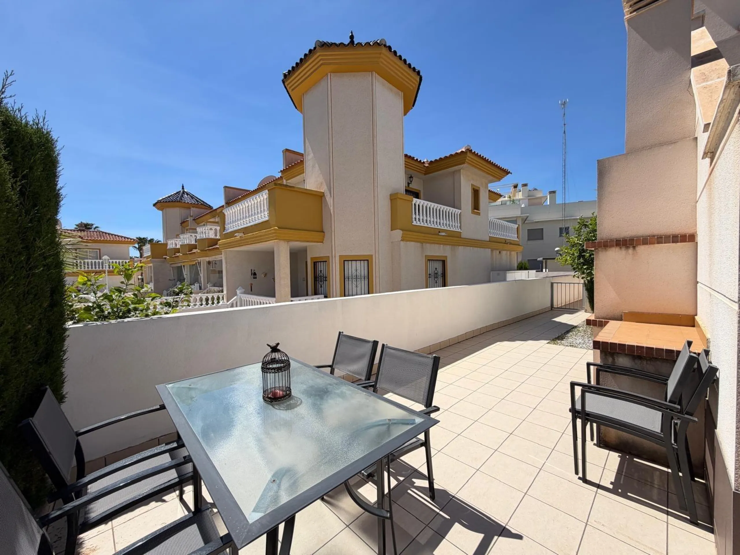 INDEPENDENT VILLA IN CIUDAD QUESADA WITH 4 BEDROOMS, 3 BATHROOMS. WITH GARAGE AND 60 M2 SOLARIUM. BUILT AREA 129 M2. PLOT 115 M2.