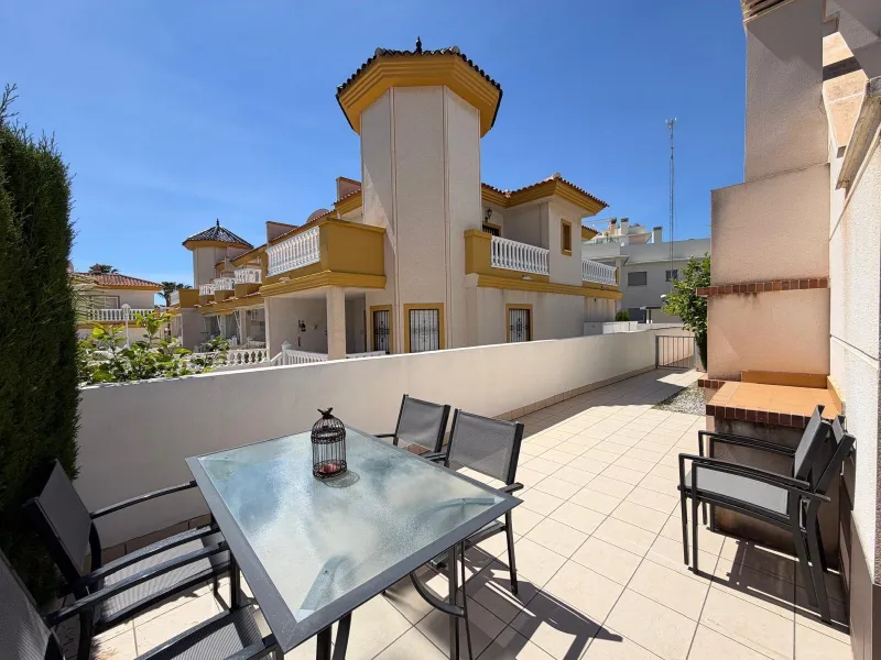 INDEPENDENT VILLA IN CIUDAD QUESADA WITH 4 BEDROOMS, 3 BATHROOMS. WITH GARAGE AND 60 M2 SOLARIUM. BUILT AREA 129 M2. PLOT 115 M2.
