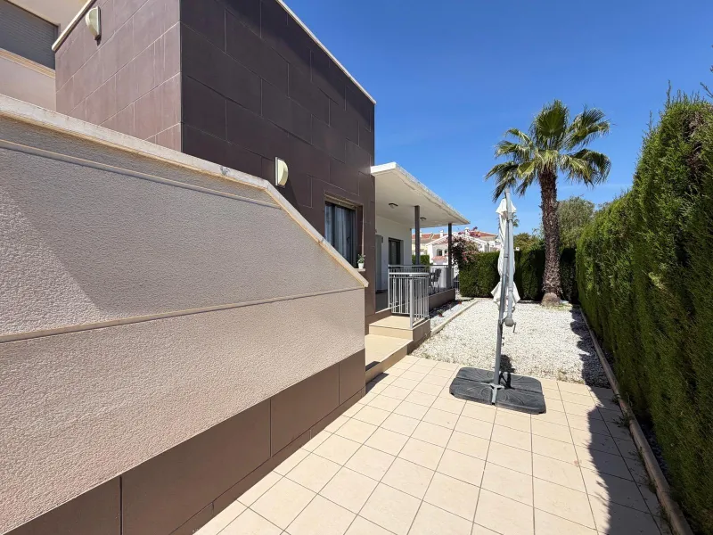 INDEPENDENT VILLA IN CIUDAD QUESADA WITH 4 BEDROOMS, 3 BATHROOMS. WITH GARAGE AND 60 M2 SOLARIUM. BUILT AREA 129 M2. PLOT 115 M2.