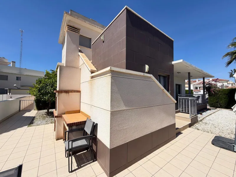 INDEPENDENT VILLA IN CIUDAD QUESADA WITH 4 BEDROOMS, 3 BATHROOMS. WITH GARAGE AND 60 M2 SOLARIUM. BUILT AREA 129 M2. PLOT 115 M2.