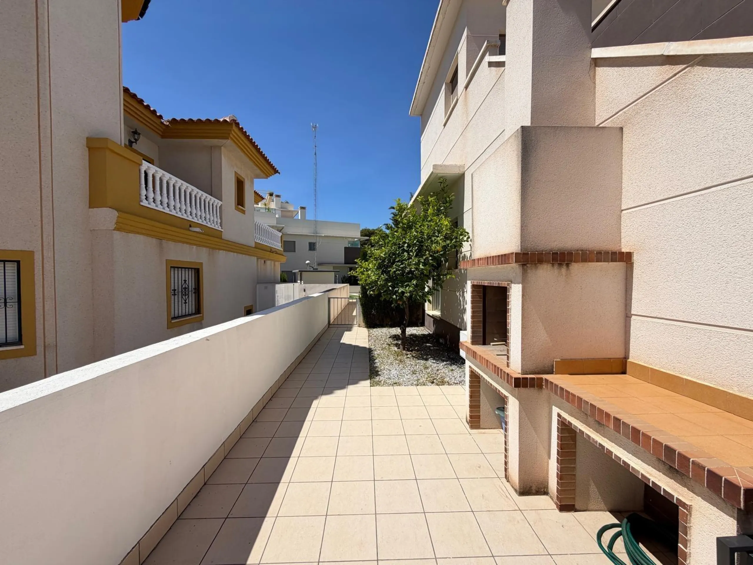 INDEPENDENT VILLA IN CIUDAD QUESADA WITH 4 BEDROOMS, 3 BATHROOMS. WITH GARAGE AND 60 M2 SOLARIUM. BUILT AREA 129 M2. PLOT 115 M2.