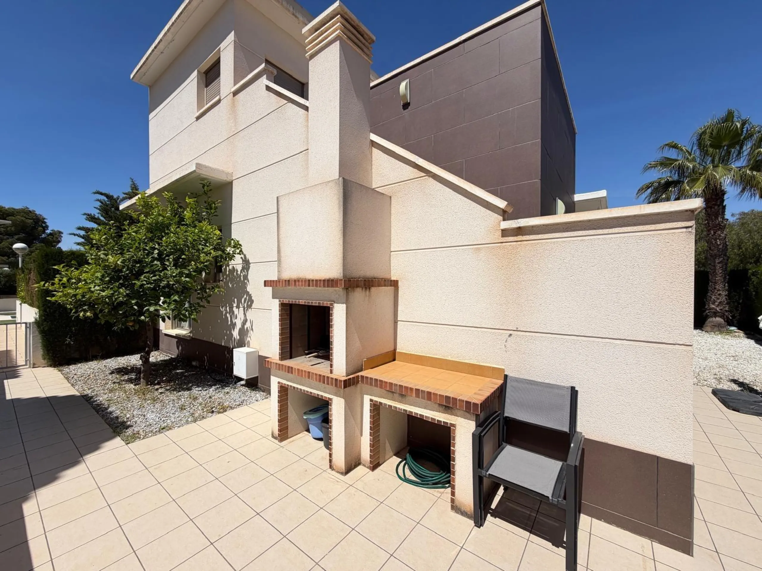 INDEPENDENT VILLA IN CIUDAD QUESADA WITH 4 BEDROOMS, 3 BATHROOMS. WITH GARAGE AND 60 M2 SOLARIUM. BUILT AREA 129 M2. PLOT 115 M2.