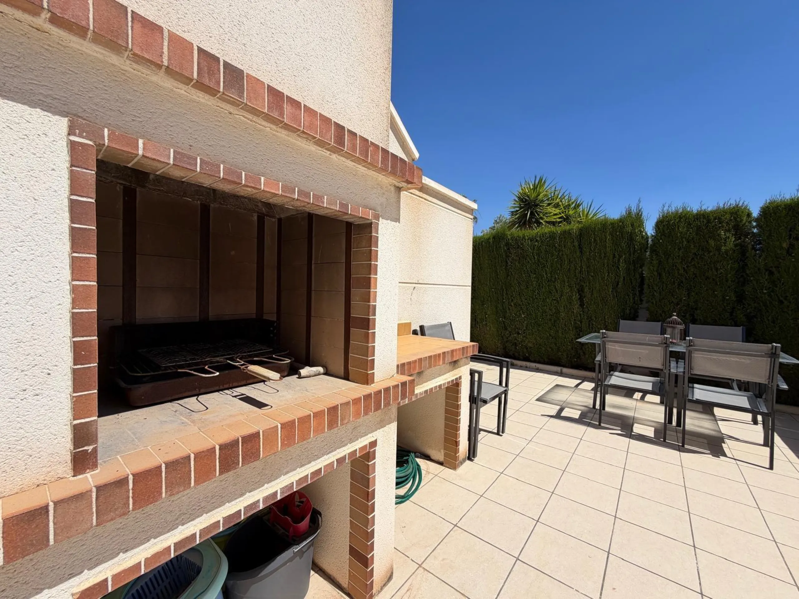 INDEPENDENT VILLA IN CIUDAD QUESADA WITH 4 BEDROOMS, 3 BATHROOMS. WITH GARAGE AND 60 M2 SOLARIUM. BUILT AREA 129 M2. PLOT 115 M2.