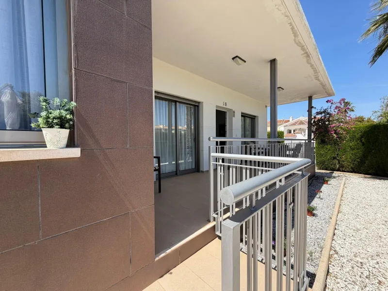 INDEPENDENT VILLA IN CIUDAD QUESADA WITH 4 BEDROOMS, 3 BATHROOMS. WITH GARAGE AND 60 M2 SOLARIUM. BUILT AREA 129 M2. PLOT 115 M2.