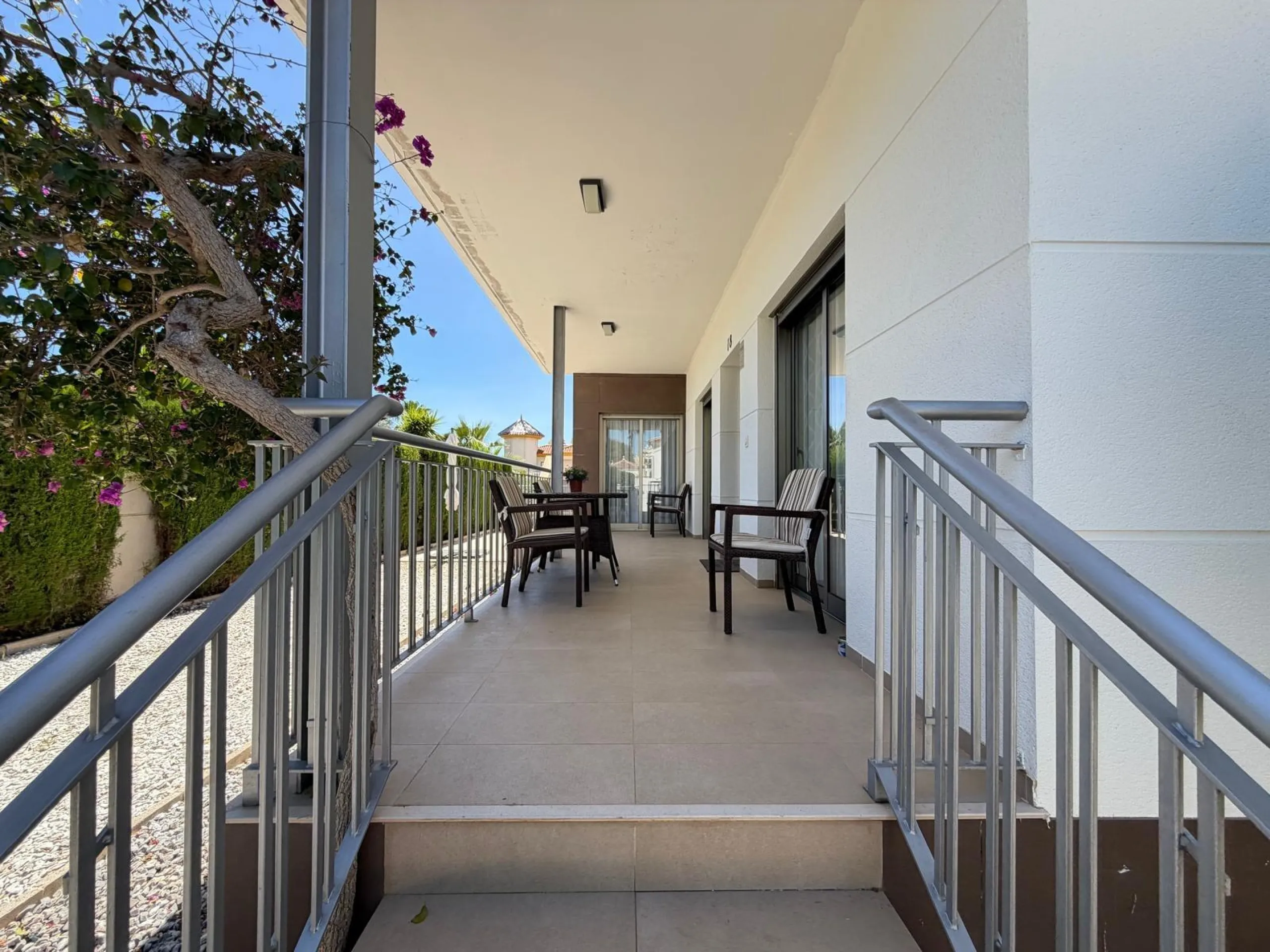 INDEPENDENT VILLA IN CIUDAD QUESADA WITH 4 BEDROOMS, 3 BATHROOMS. WITH GARAGE AND 60 M2 SOLARIUM. BUILT AREA 129 M2. PLOT 115 M2.