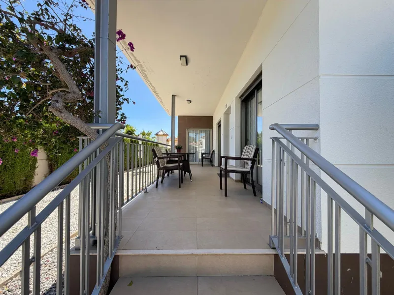 INDEPENDENT VILLA IN CIUDAD QUESADA WITH 4 BEDROOMS, 3 BATHROOMS. WITH GARAGE AND 60 M2 SOLARIUM. BUILT AREA 129 M2. PLOT 115 M2.