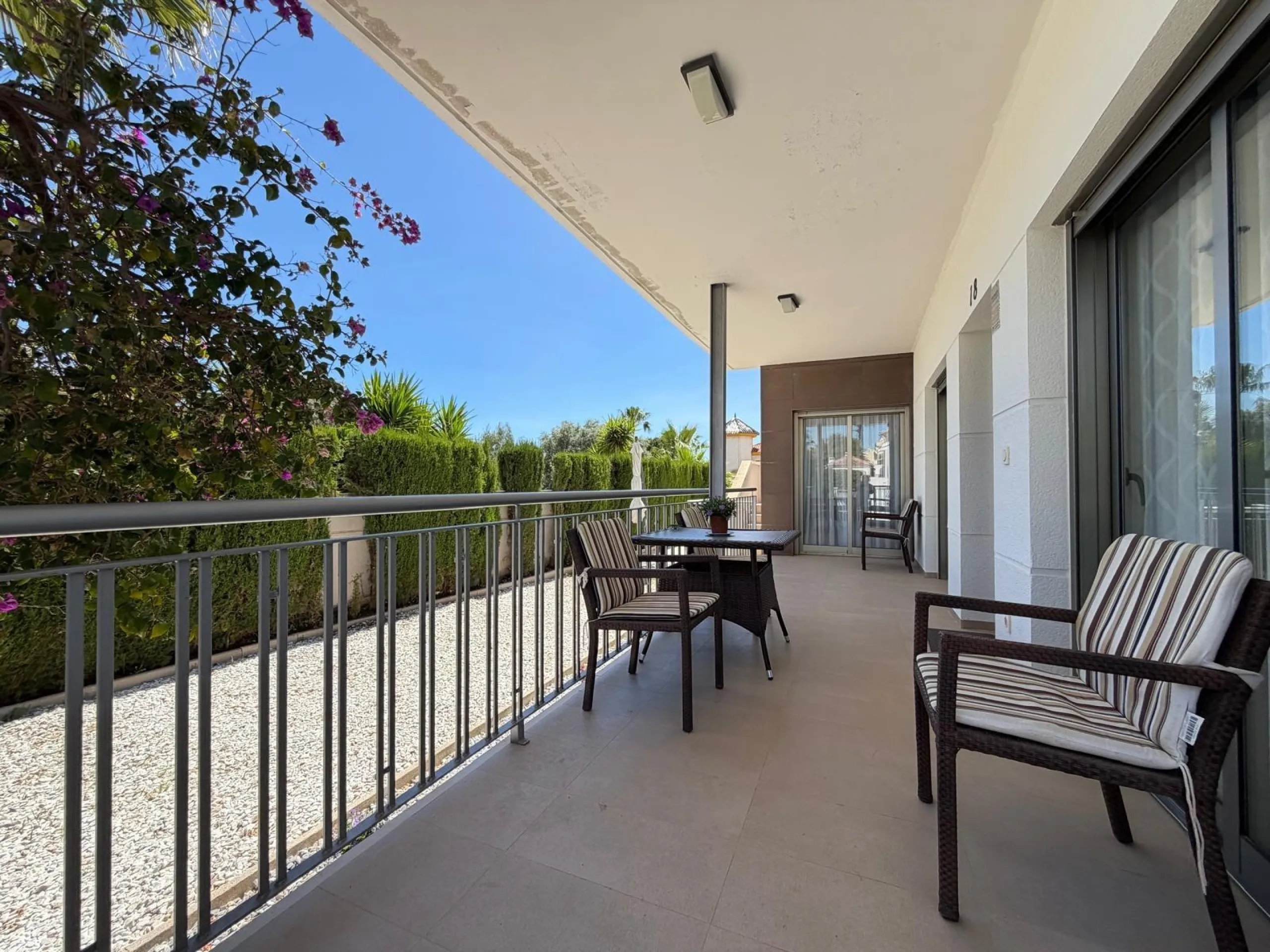 INDEPENDENT VILLA IN CIUDAD QUESADA WITH 4 BEDROOMS, 3 BATHROOMS. WITH GARAGE AND 60 M2 SOLARIUM. BUILT AREA 129 M2. PLOT 115 M2.
