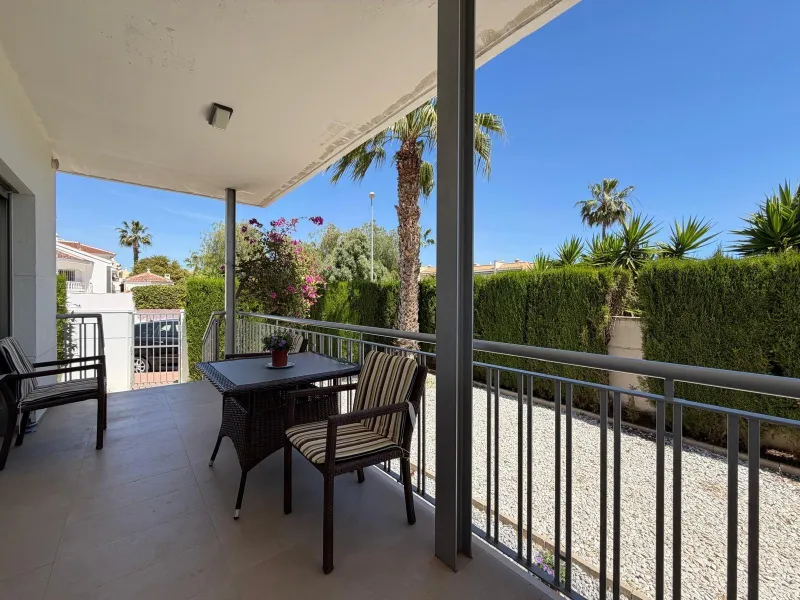 INDEPENDENT VILLA IN CIUDAD QUESADA WITH 4 BEDROOMS, 3 BATHROOMS. WITH GARAGE AND 60 M2 SOLARIUM. BUILT AREA 129 M2. PLOT 115 M2.