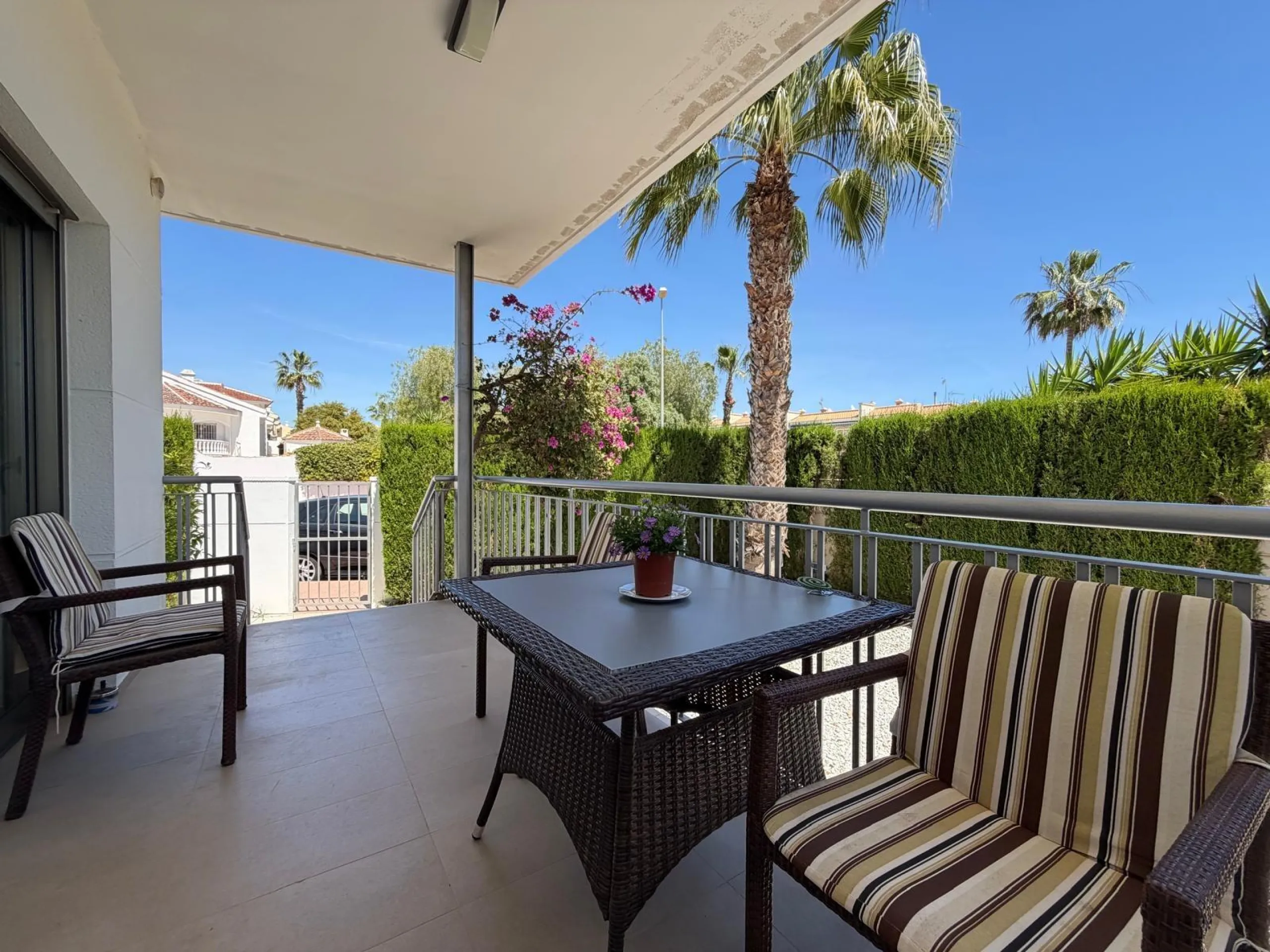 INDEPENDENT VILLA IN CIUDAD QUESADA WITH 4 BEDROOMS, 3 BATHROOMS. WITH GARAGE AND 60 M2 SOLARIUM. BUILT AREA 129 M2. PLOT 115 M2.