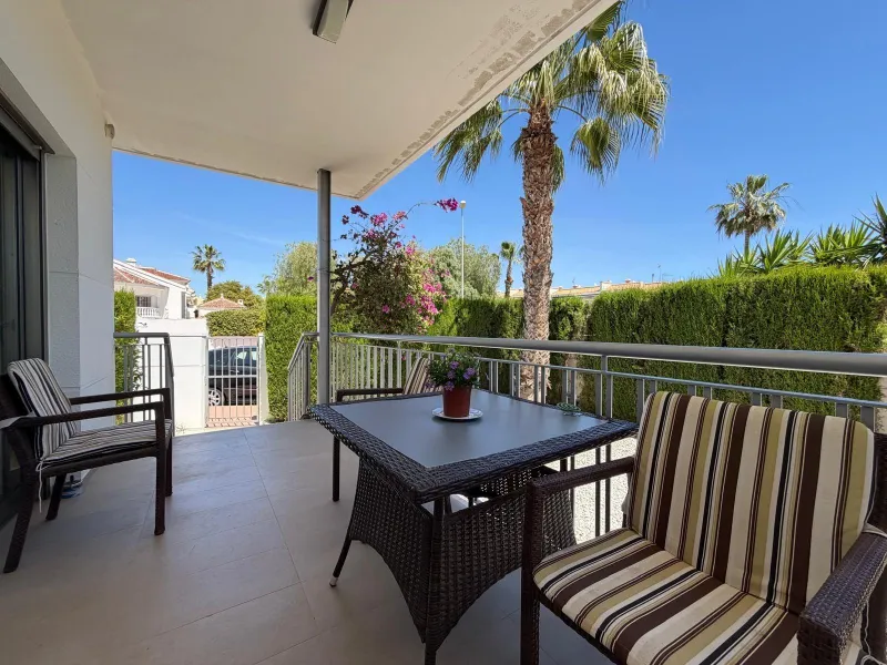 INDEPENDENT VILLA IN CIUDAD QUESADA WITH 4 BEDROOMS, 3 BATHROOMS. WITH GARAGE AND 60 M2 SOLARIUM. BUILT AREA 129 M2. PLOT 115 M2.