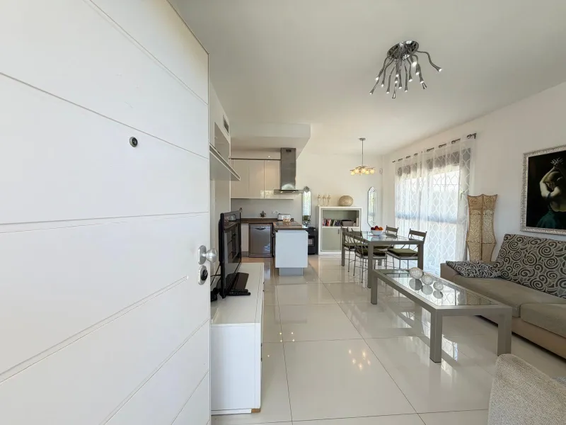 INDEPENDENT VILLA IN CIUDAD QUESADA WITH 4 BEDROOMS, 3 BATHROOMS. WITH GARAGE AND 60 M2 SOLARIUM. BUILT AREA 129 M2. PLOT 115 M2.