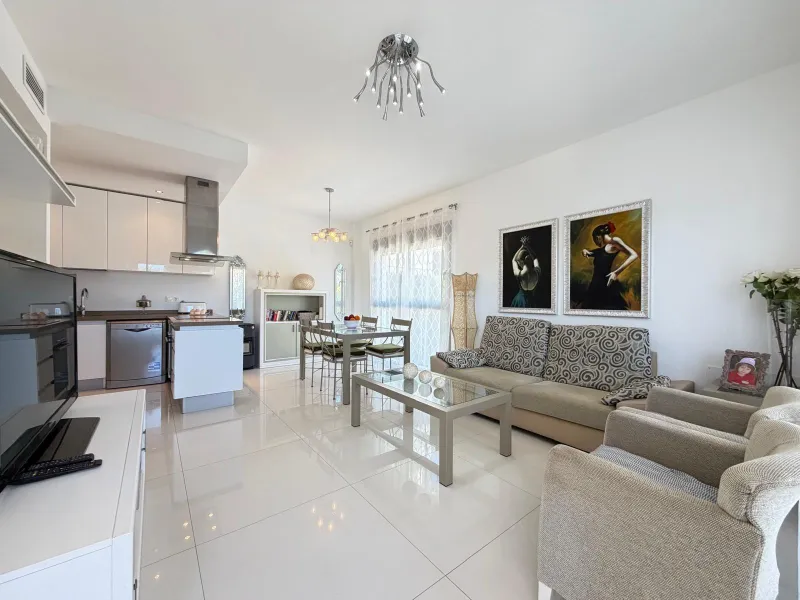 INDEPENDENT VILLA IN CIUDAD QUESADA WITH 4 BEDROOMS, 3 BATHROOMS. WITH GARAGE AND 60 M2 SOLARIUM. BUILT AREA 129 M2. PLOT 115 M2.