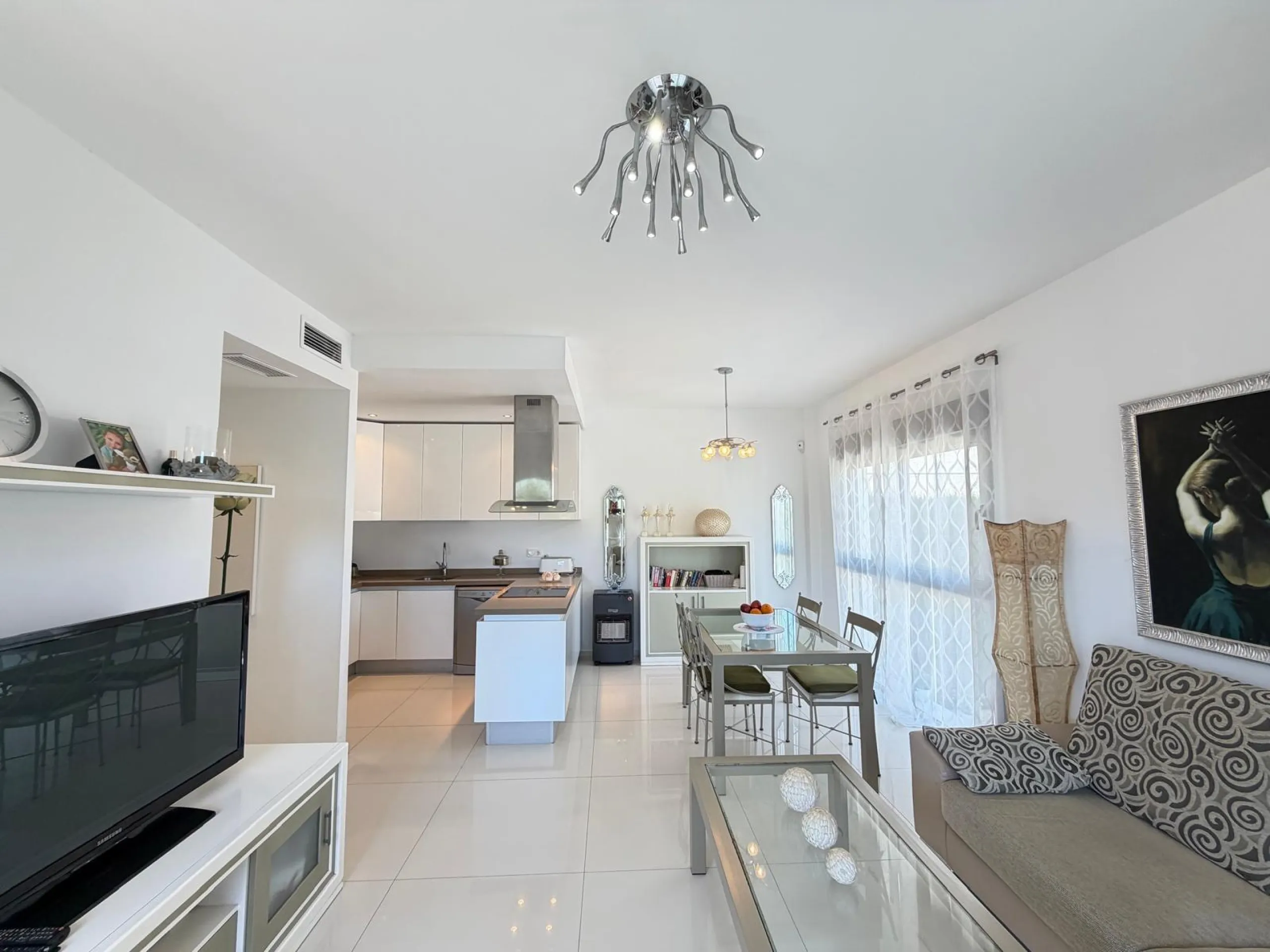 INDEPENDENT VILLA IN CIUDAD QUESADA WITH 4 BEDROOMS, 3 BATHROOMS. WITH GARAGE AND 60 M2 SOLARIUM. BUILT AREA 129 M2. PLOT 115 M2.