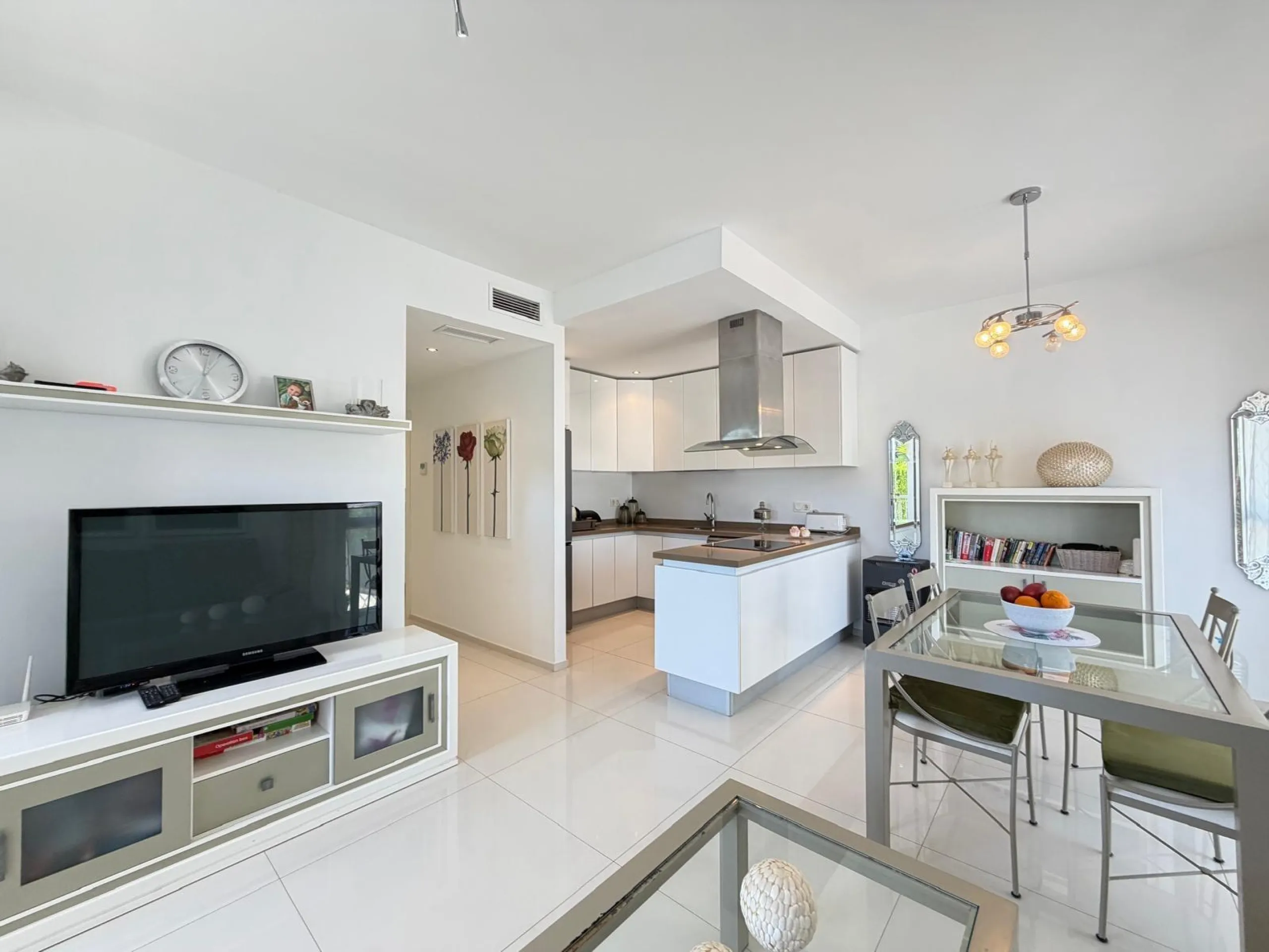 INDEPENDENT VILLA IN CIUDAD QUESADA WITH 4 BEDROOMS, 3 BATHROOMS. WITH GARAGE AND 60 M2 SOLARIUM. BUILT AREA 129 M2. PLOT 115 M2.