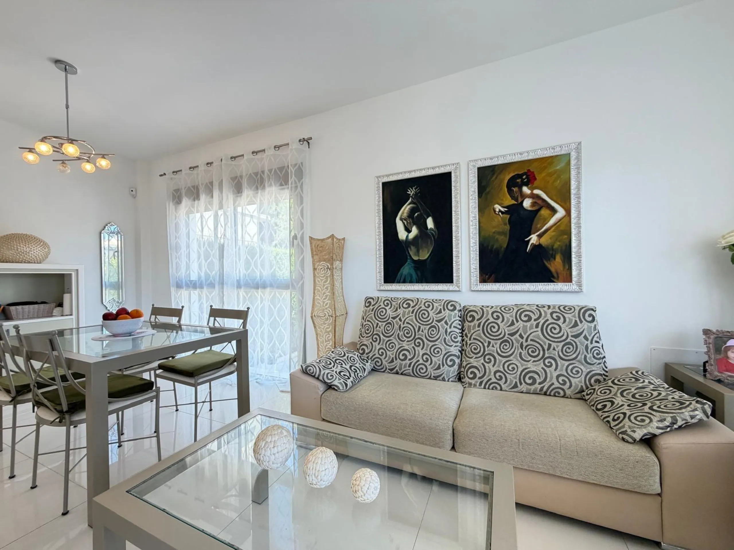 INDEPENDENT VILLA IN CIUDAD QUESADA WITH 4 BEDROOMS, 3 BATHROOMS. WITH GARAGE AND 60 M2 SOLARIUM. BUILT AREA 129 M2. PLOT 115 M2.