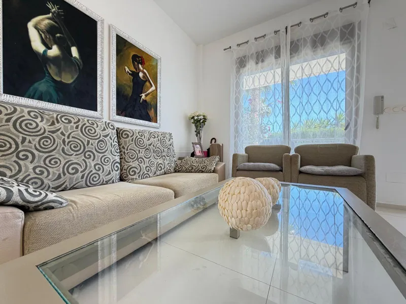INDEPENDENT VILLA IN CIUDAD QUESADA WITH 4 BEDROOMS, 3 BATHROOMS. WITH GARAGE AND 60 M2 SOLARIUM. BUILT AREA 129 M2. PLOT 115 M2.