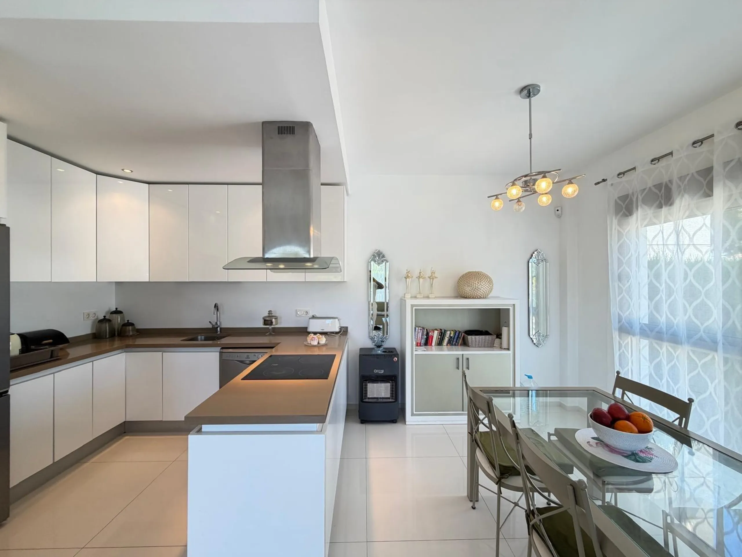 INDEPENDENT VILLA IN CIUDAD QUESADA WITH 4 BEDROOMS, 3 BATHROOMS. WITH GARAGE AND 60 M2 SOLARIUM. BUILT AREA 129 M2. PLOT 115 M2.