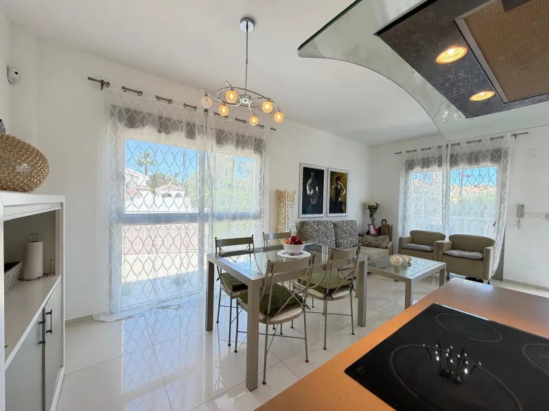 INDEPENDENT VILLA IN CIUDAD QUESADA WITH 4 BEDROOMS, 3 BATHROOMS. WITH GARAGE AND 60 M2 SOLARIUM. BUILT AREA 129 M2. PLOT 115 M2.