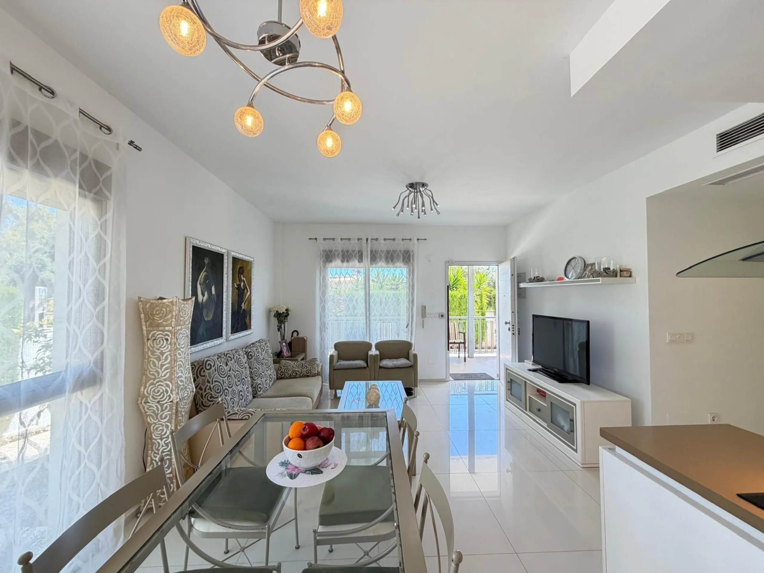 INDEPENDENT VILLA IN CIUDAD QUESADA WITH 4 BEDROOMS, 3 BATHROOMS. WITH GARAGE AND 60 M2 SOLARIUM. BUILT AREA 129 M2. PLOT 115 M2.