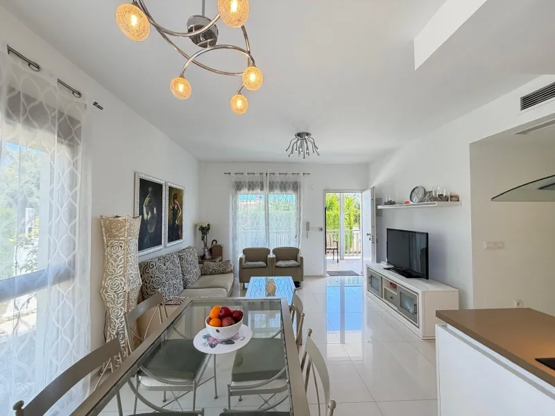 INDEPENDENT VILLA IN CIUDAD QUESADA WITH 4 BEDROOMS, 3 BATHROOMS. WITH GARAGE AND 60 M2 SOLARIUM. BUILT AREA 129 M2. PLOT 115 M2.