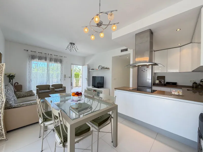 INDEPENDENT VILLA IN CIUDAD QUESADA WITH 4 BEDROOMS, 3 BATHROOMS. WITH GARAGE AND 60 M2 SOLARIUM. BUILT AREA 129 M2. PLOT 115 M2.
