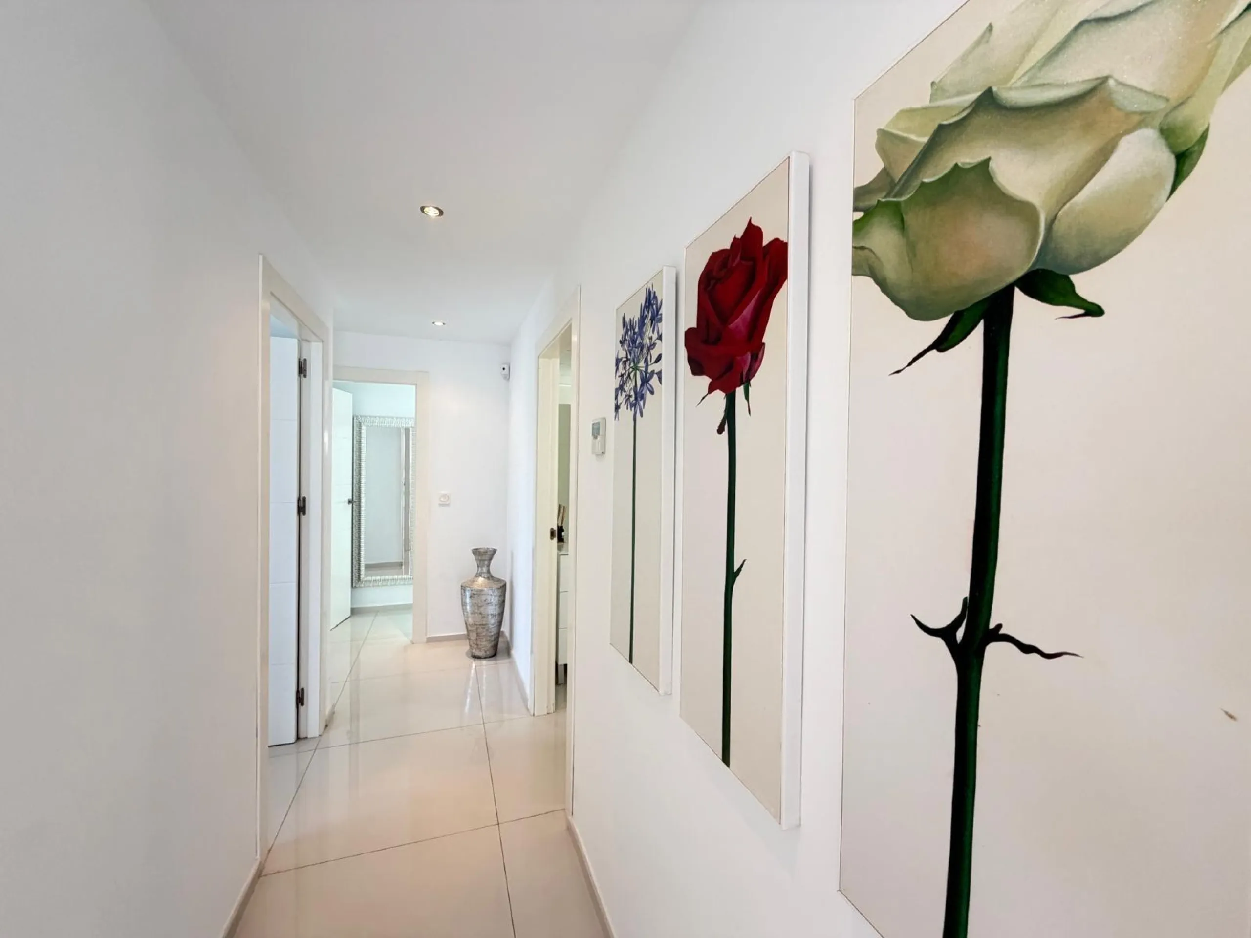 INDEPENDENT VILLA IN CIUDAD QUESADA WITH 4 BEDROOMS, 3 BATHROOMS. WITH GARAGE AND 60 M2 SOLARIUM. BUILT AREA 129 M2. PLOT 115 M2.