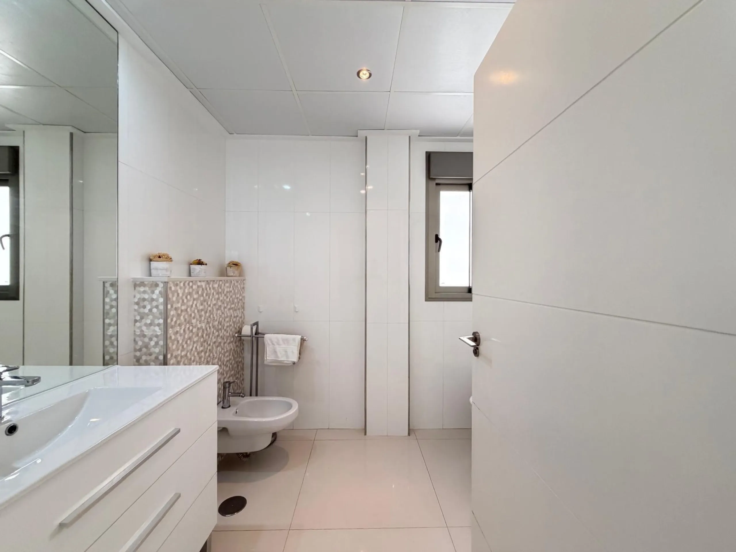 INDEPENDENT VILLA IN CIUDAD QUESADA WITH 4 BEDROOMS, 3 BATHROOMS. WITH GARAGE AND 60 M2 SOLARIUM. BUILT AREA 129 M2. PLOT 115 M2.