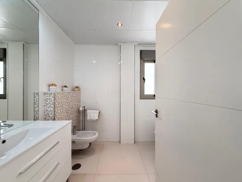 INDEPENDENT VILLA IN CIUDAD QUESADA WITH 4 BEDROOMS, 3 BATHROOMS. WITH GARAGE AND 60 M2 SOLARIUM. BUILT AREA 129 M2. PLOT 115 M2.
