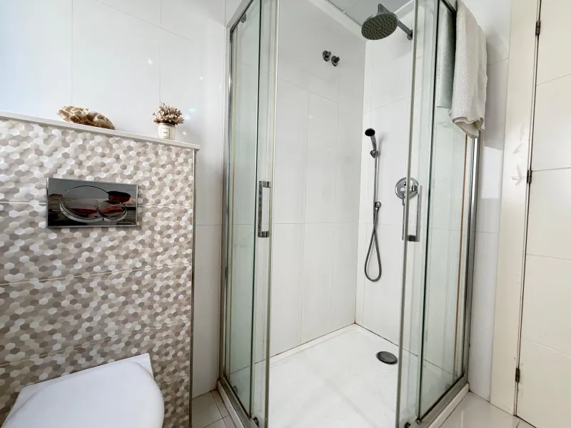 INDEPENDENT VILLA IN CIUDAD QUESADA WITH 4 BEDROOMS, 3 BATHROOMS. WITH GARAGE AND 60 M2 SOLARIUM. BUILT AREA 129 M2. PLOT 115 M2.